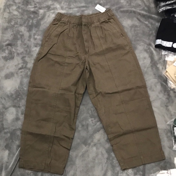 Old Navy Women's Tan Cargo Pants - Picture 1 of 6